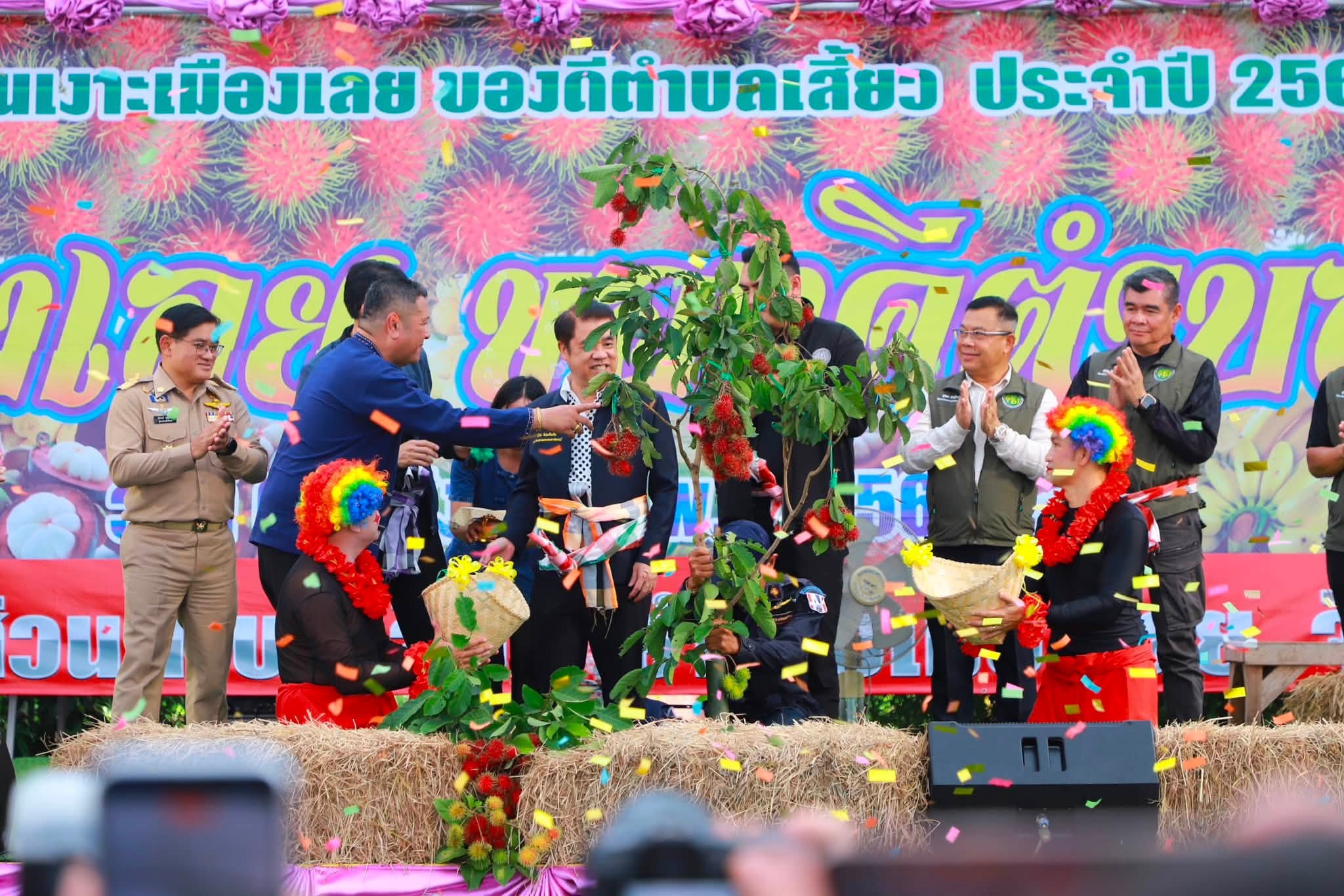 title - รมว.กษ. นำทีมลงพื้นที่ตรวจราชการ พร้อมมอบโฉนดเพื่อการเกษตร ส.ป.ก.เลย กว่า 6 พันไร่
